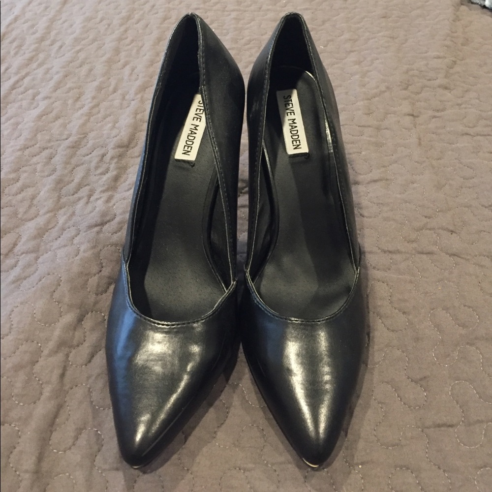 Steve Madden black pointed heels!